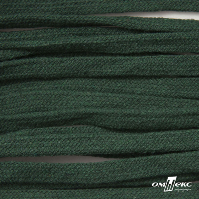 Шнур плетеный d-8 мм плоский, 70% хлопок 30% полиэстер, уп.85+/-1 м, цв.1016-т.зеленый - купить в Тюмени. Цена: 742.50 руб.