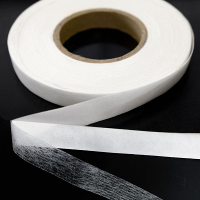 Прокладочная лента (паутинка на бумаге) DFD23, шир. 15 мм (боб. 100 м), цвет белый - купить в Тюмени. Цена: 2.64 руб.